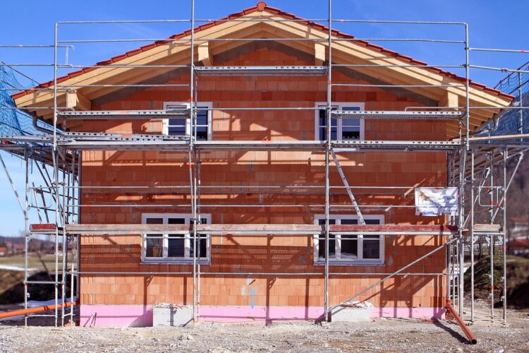 Prenova hiše: Kako se je lotiti in na kaj biti pozoren